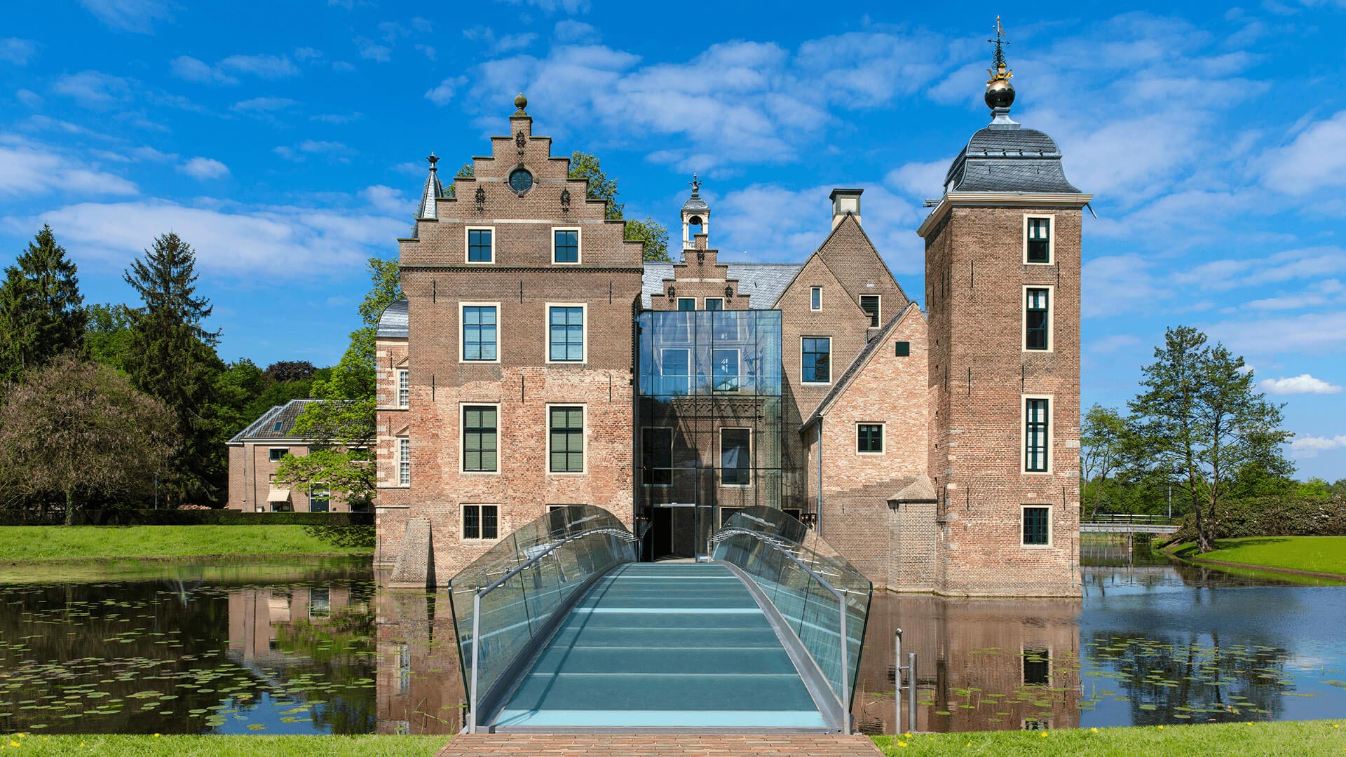 Verlaan-en-Bouwstra_Kasteel-Ruurlo-frontaal-fotograaf-Michael-van-Oosten-1920×1080-1